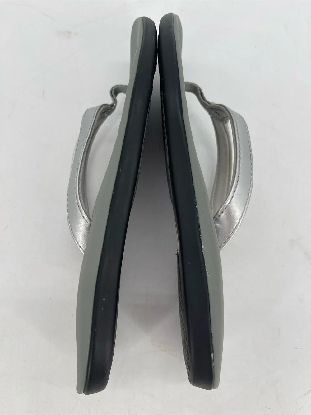 OluKai Women’s Silver and Gray Flip Flop Sandals Size 6.5
